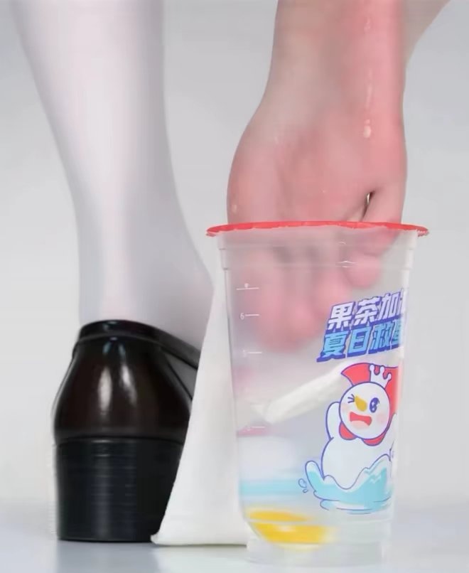 这脚看起来真鲜艳,味道一定很不错[舔屏]#玉足# #糯香柠檬茶