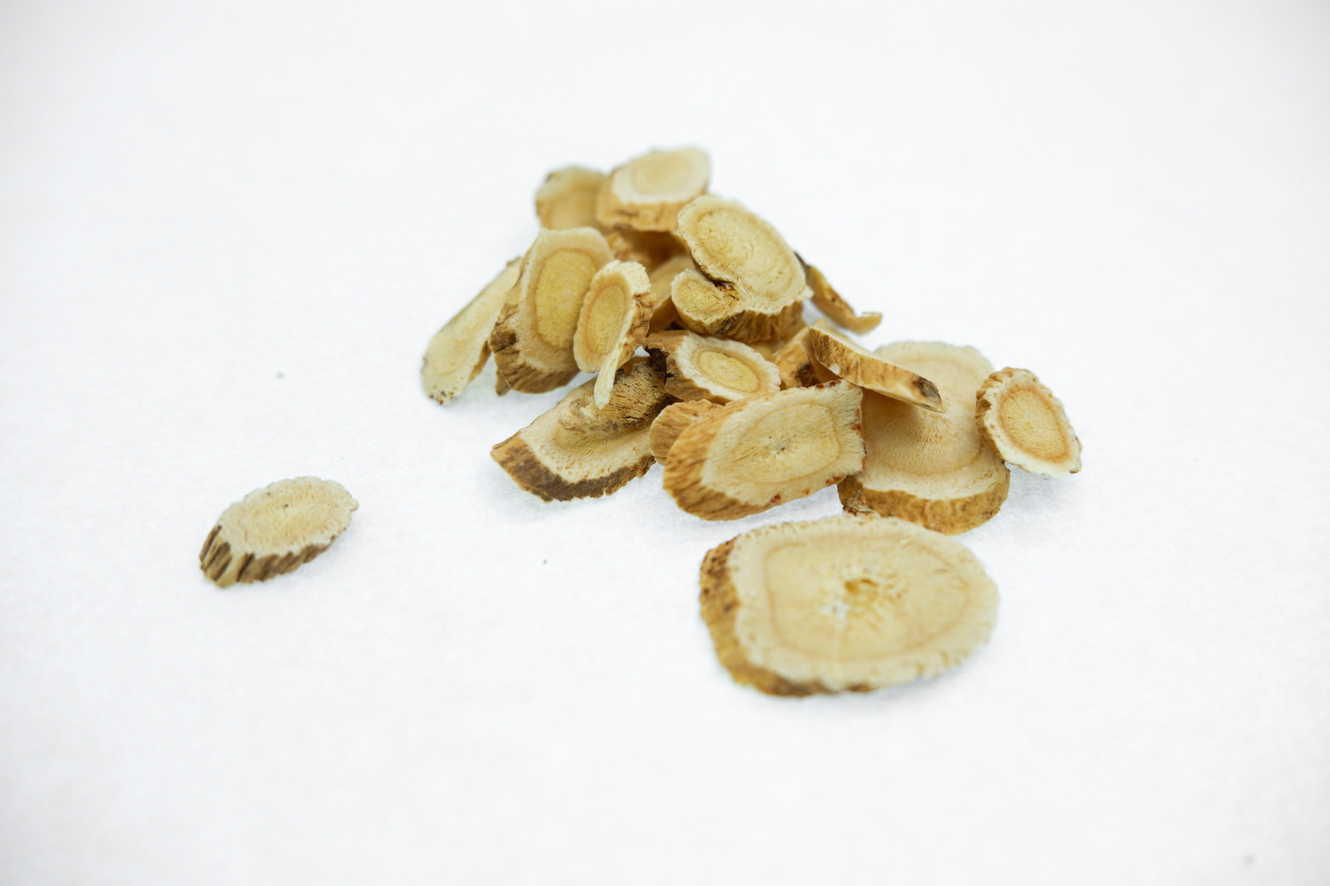 黄芪是一种补气药,为豆科植物蒙古黄芪或膜荚黄芪的干燥根