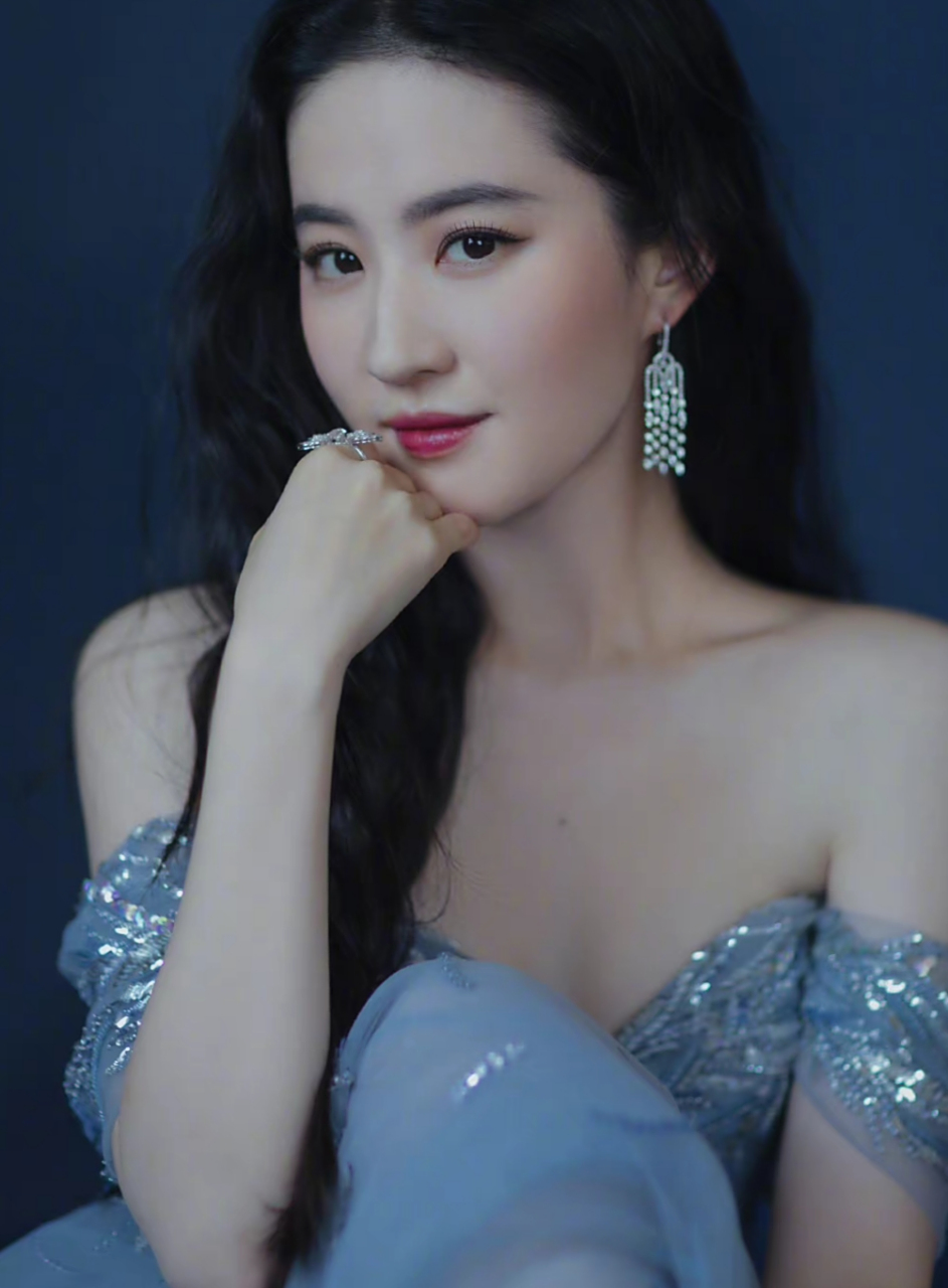 刘亦菲,胸口有颗痣哦!