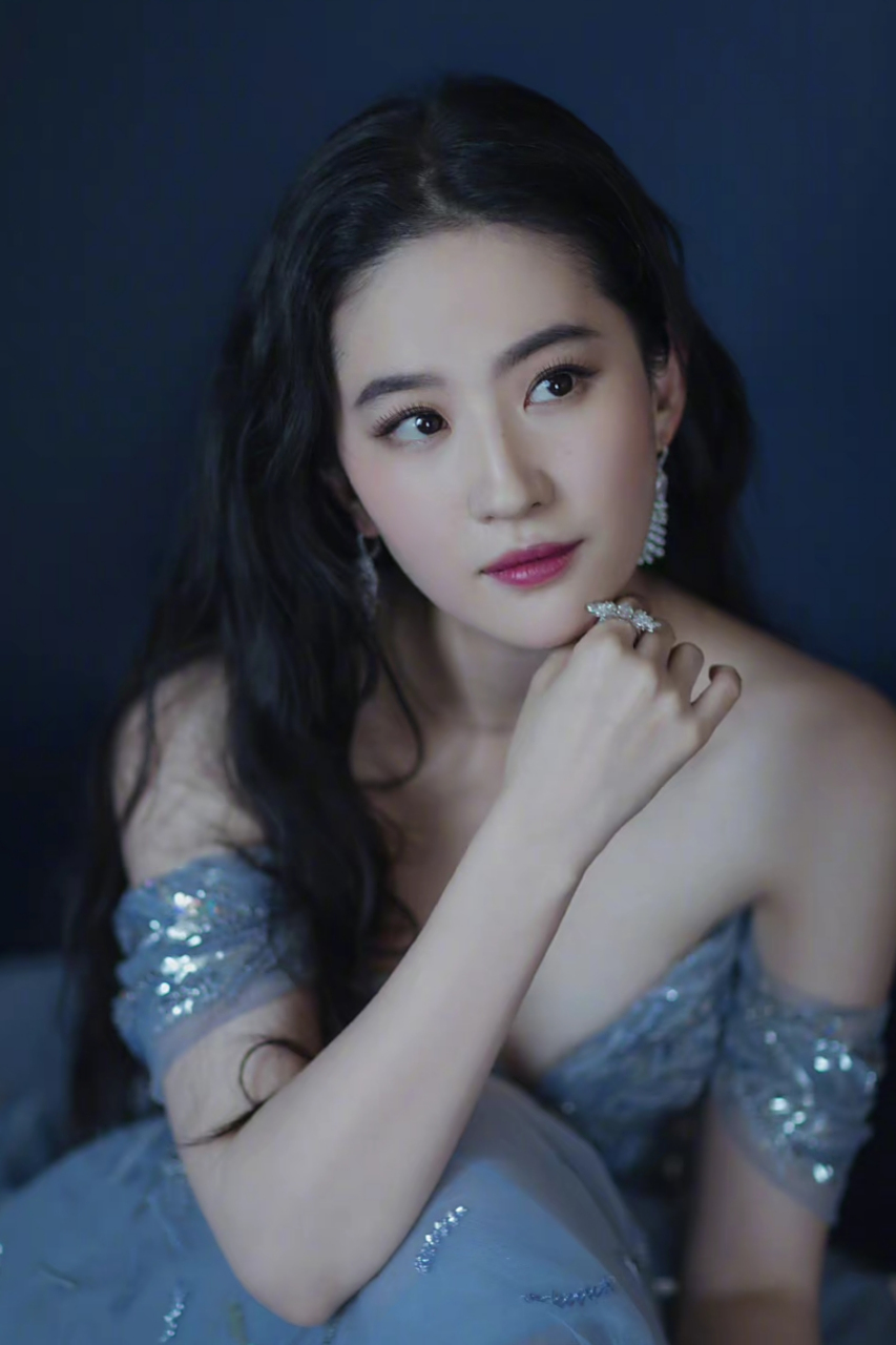 刘亦菲,胸口有颗痣哦!