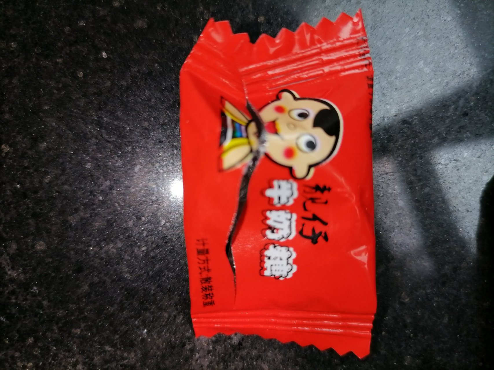 吃完了才发现,靓仔牛奶糖是给什么玩意