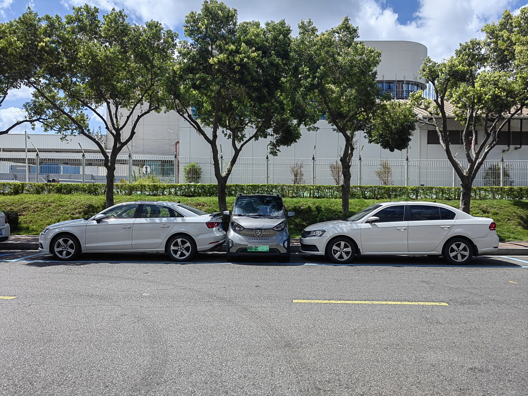 见缝插针,微型车停车的优势展露无遗,两个车位停三辆车.