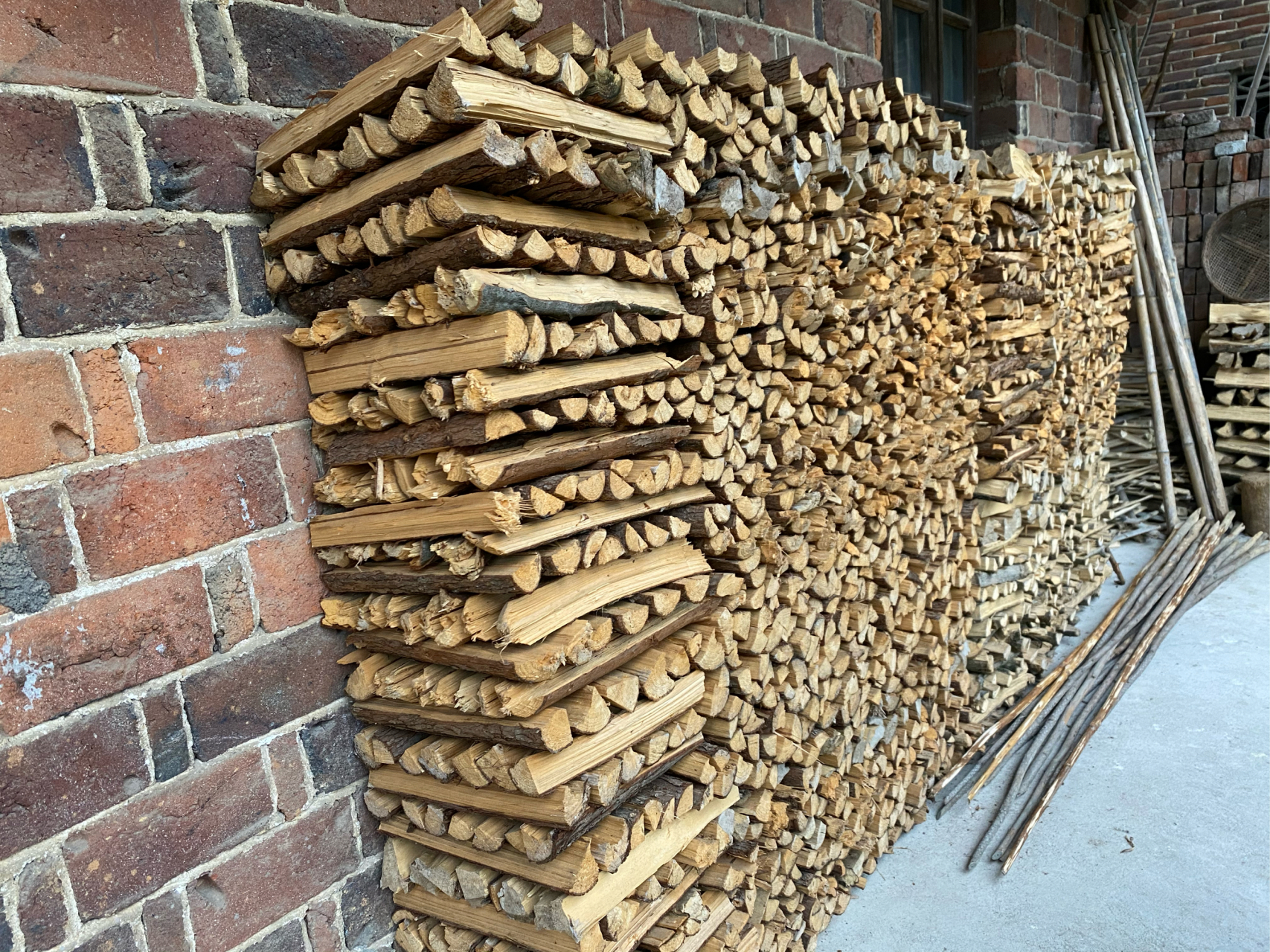 这户农家的柴火,码放得太整齐了吧👍