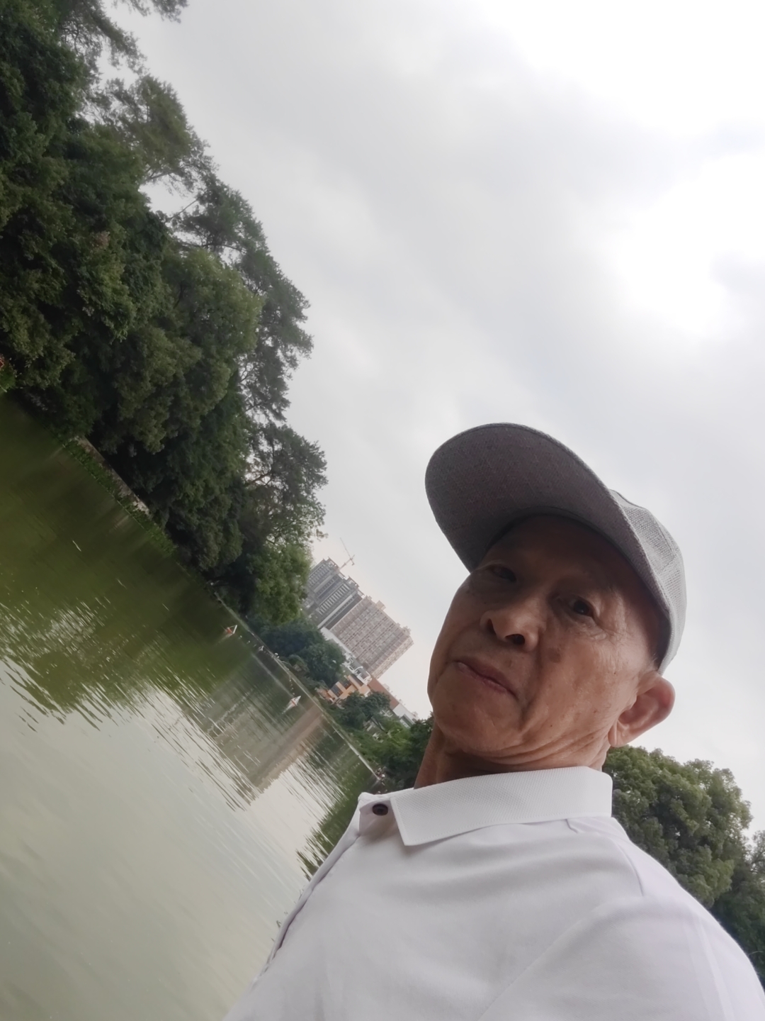湖边风景美如画,大爷比心笑哈哈!