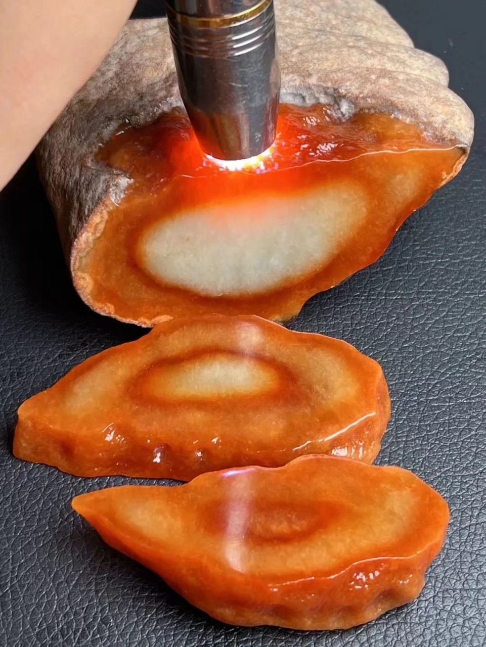 今天收到一块大马砍的翡翠原石,天然红翡,太美了!