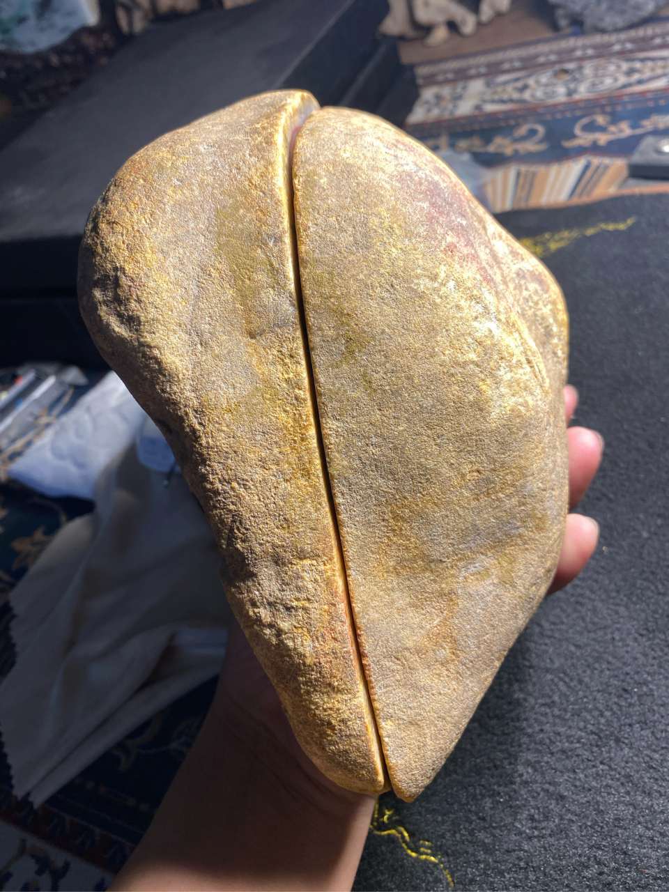 今日,有幸见证一块6公斤的木那场口翡翠原石被切开,露出了美丽的春带