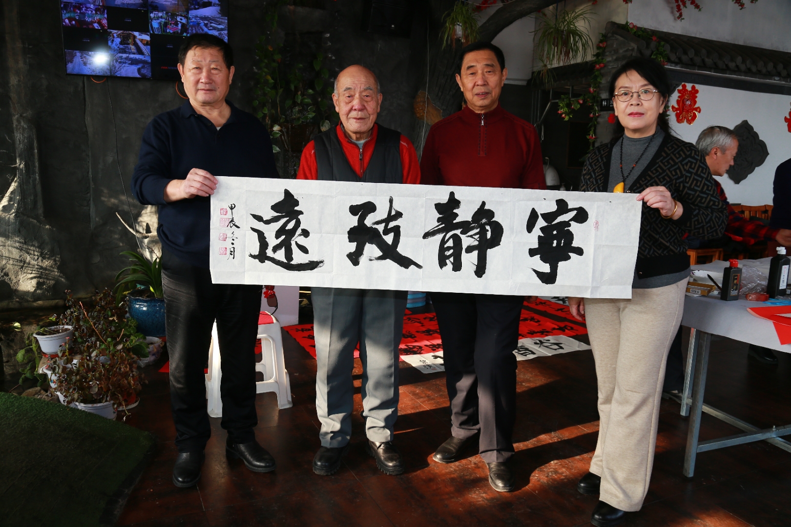 皇都旧址寒烟笼,民舍新村紫气扬