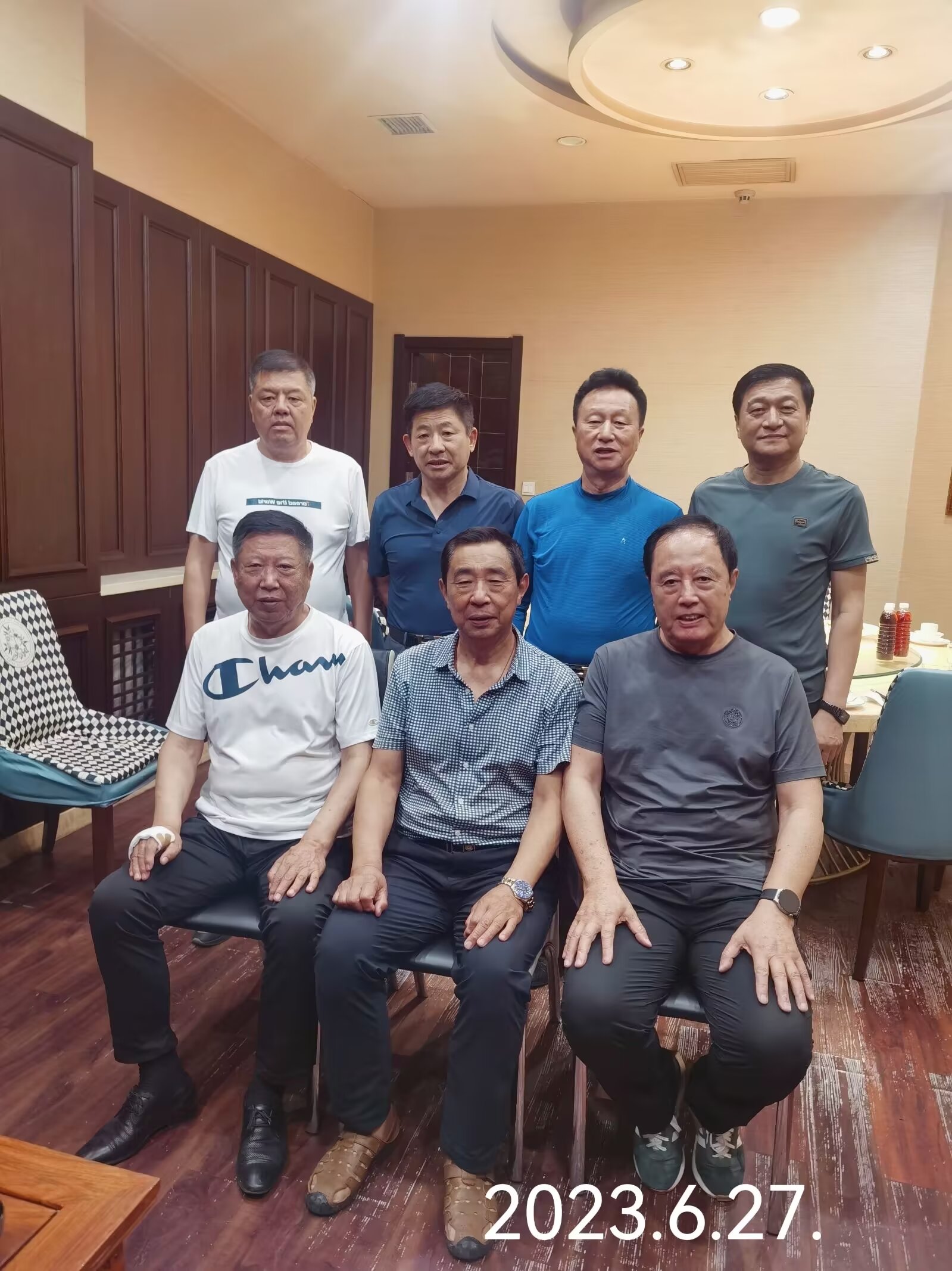 护宅黄犬门旁卧,淘气花猫梁上撺.看牌老汉香烟吸,抹粉少妇铜镜端