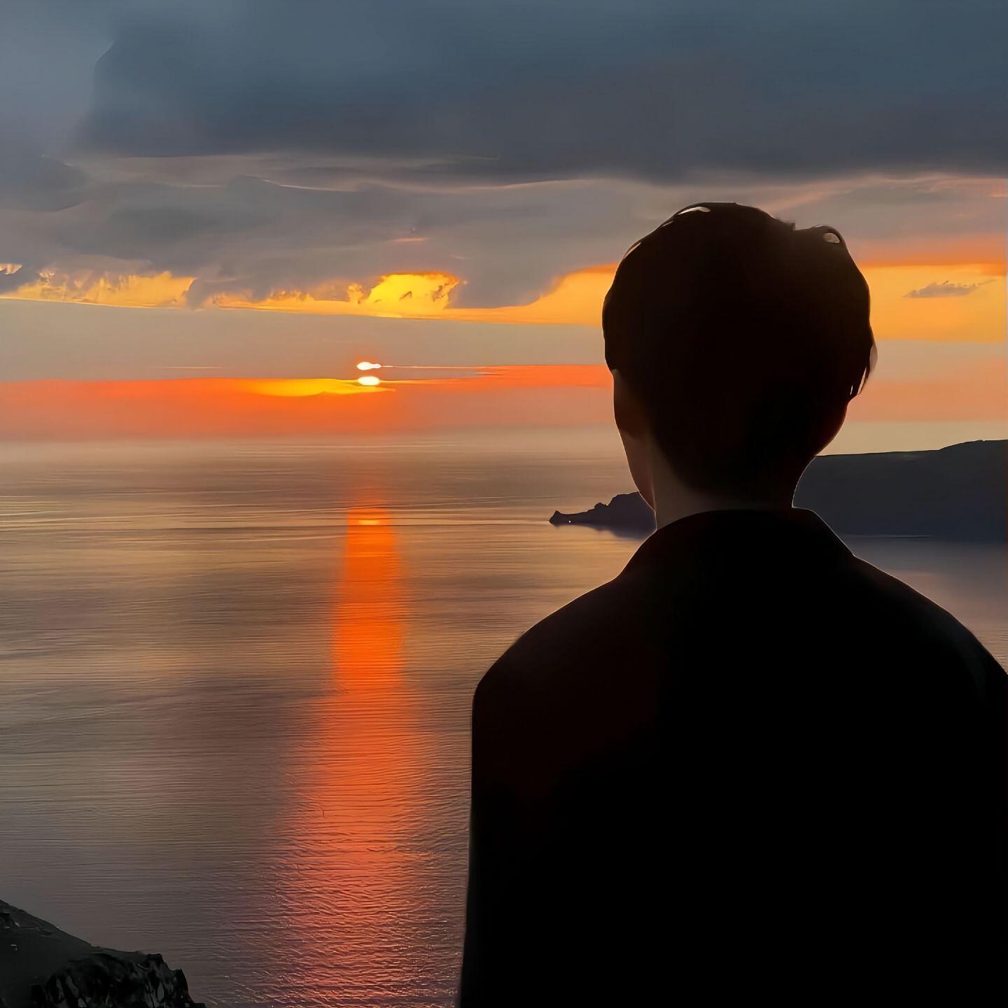 落日余晖中,我静静站在悬崖边,眺望着大海,感受着世界的辽阔与宁静