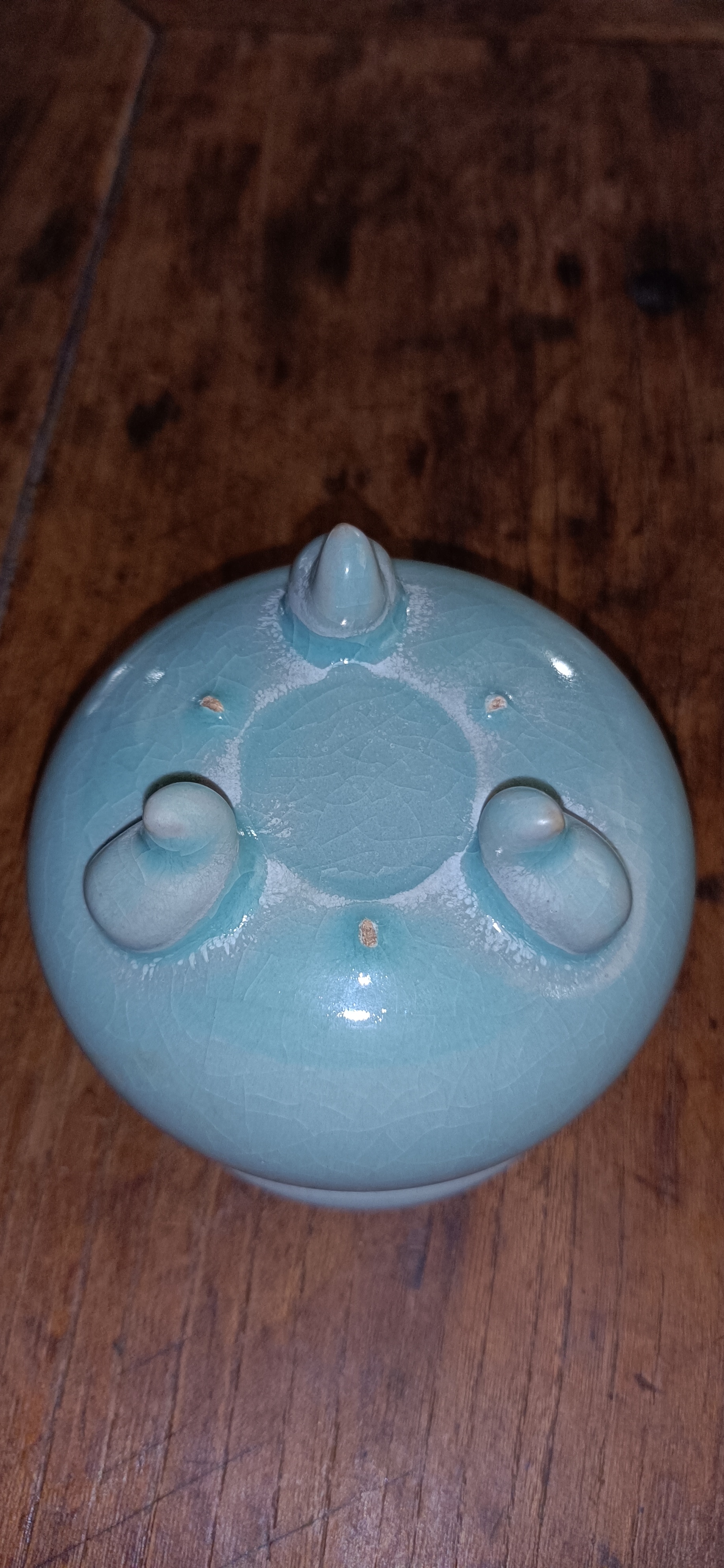 宋天青釉蝉翼纹开片官汝窑三足鬲式炉