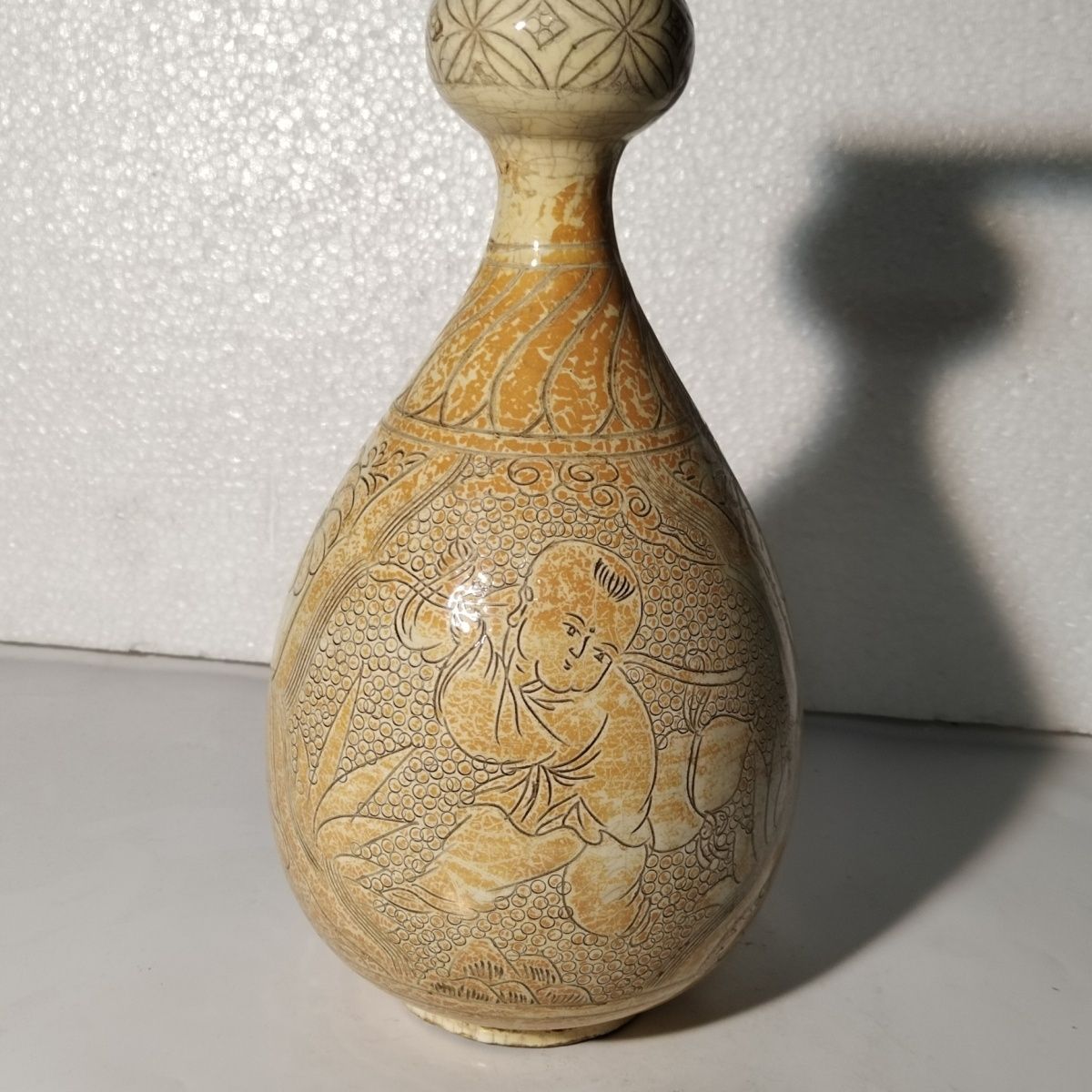 北宋官窑卵白釉珍珠地福禄童子磁州窑蒜头赏瓶