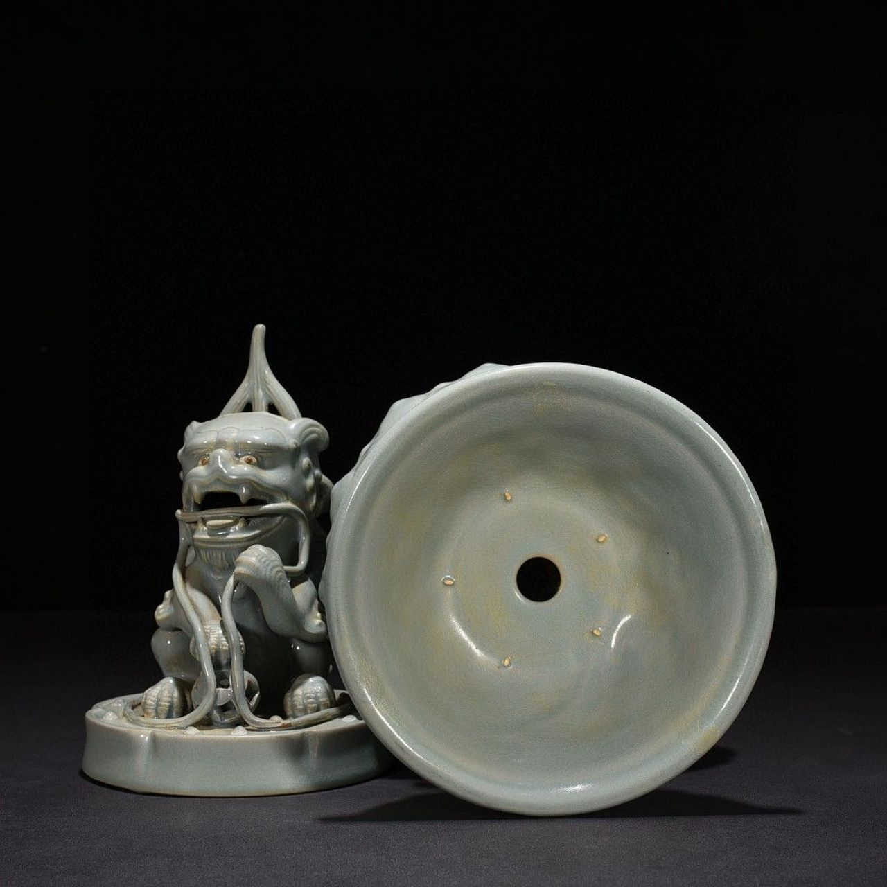 北宋官汝窑天青釉狻猊熏香炉摆件