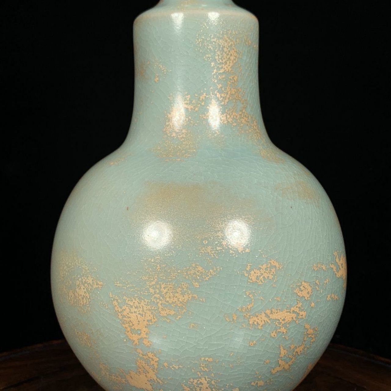 北宋宝丰天青釉蝉翼纹开片土沁官汝窑长颈胆瓶