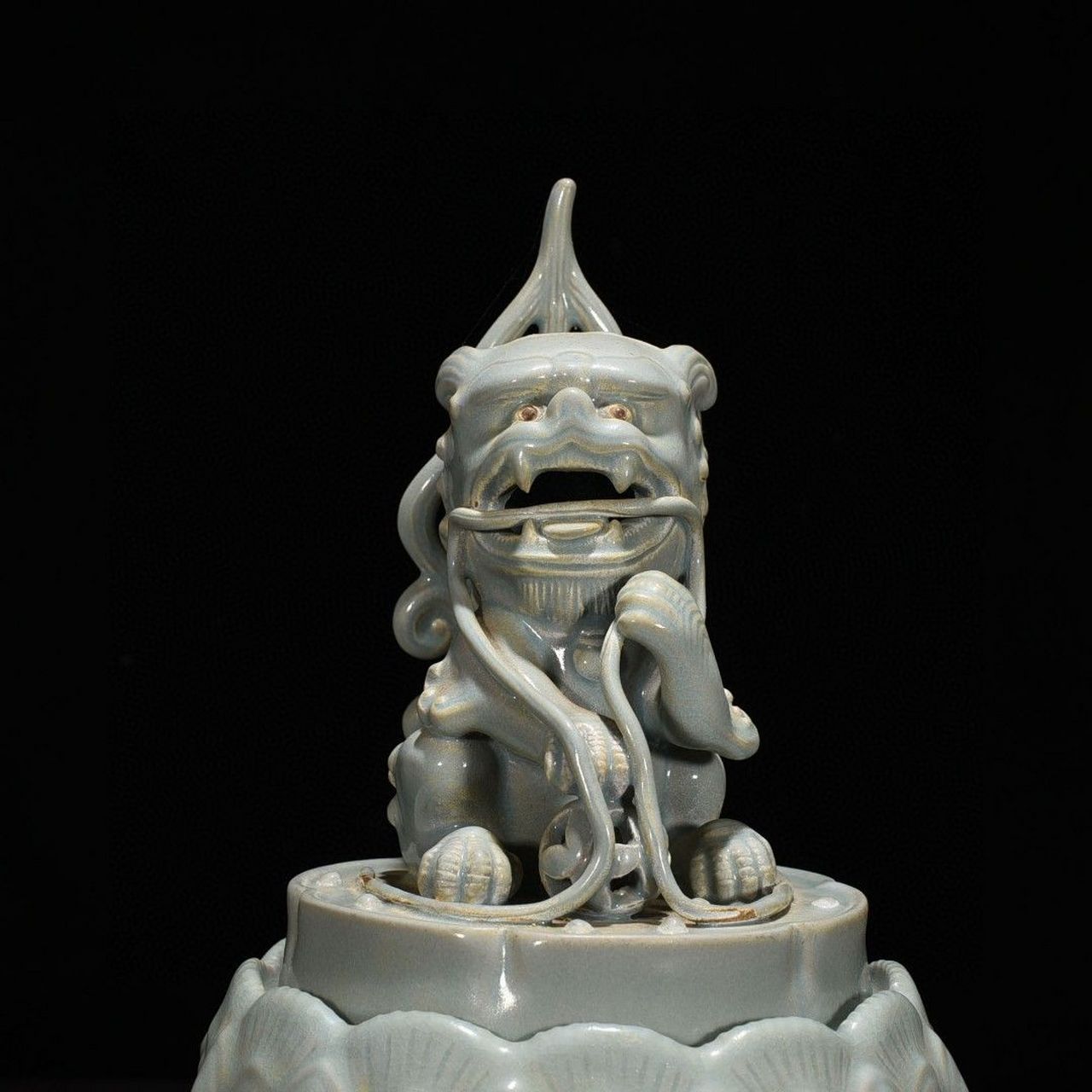 北宋官汝窑天青釉狻猊熏香炉摆件