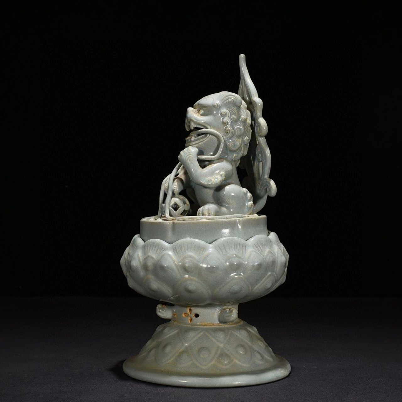 北宋官汝窑天青釉狻猊熏香炉摆件