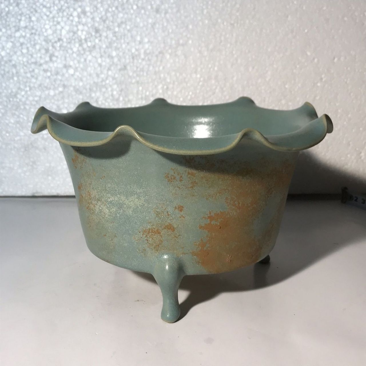 北宋官汝窑出土土沁荷叶奁(古董)欣赏