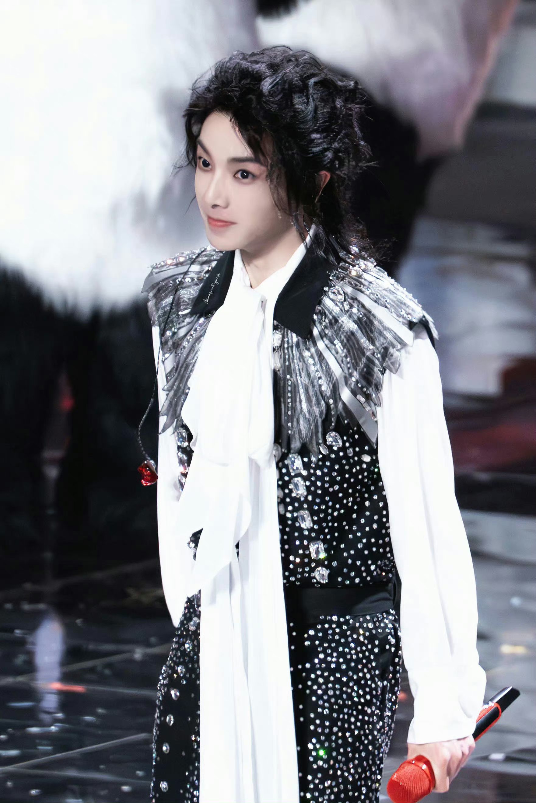 华晨宇是古希腊穿搭的神吧!他的穿搭风格千变万化,却总能恰到好处.