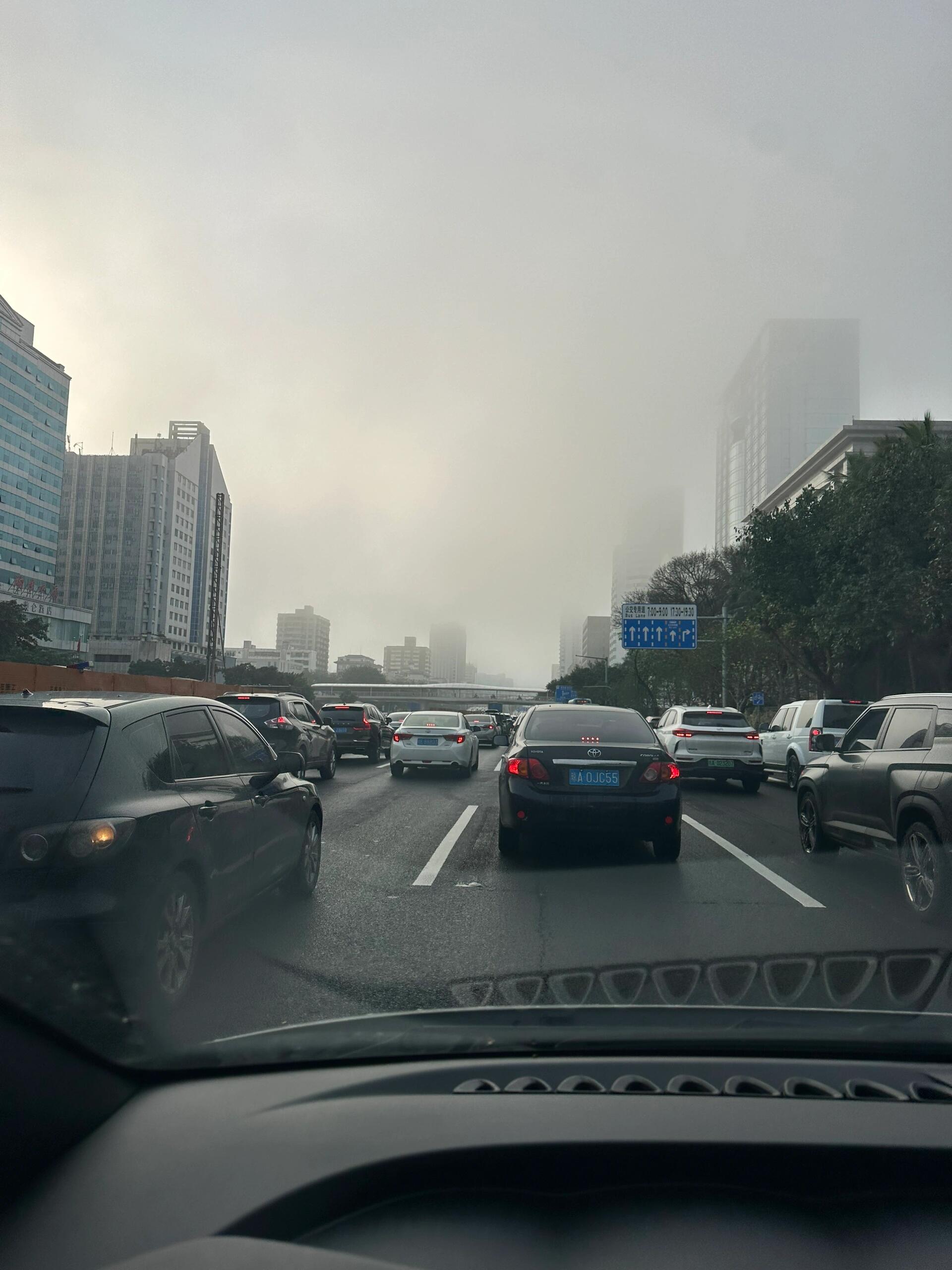 阴天的天气让人觉得清新和宁静,让开车成为一种更加惬意的体验,同时也