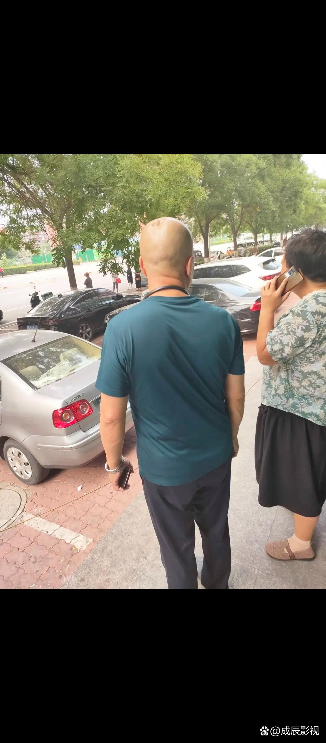 今天在路上见到这么一个人,头顶下凹,观察了一下,行为什么都很正常