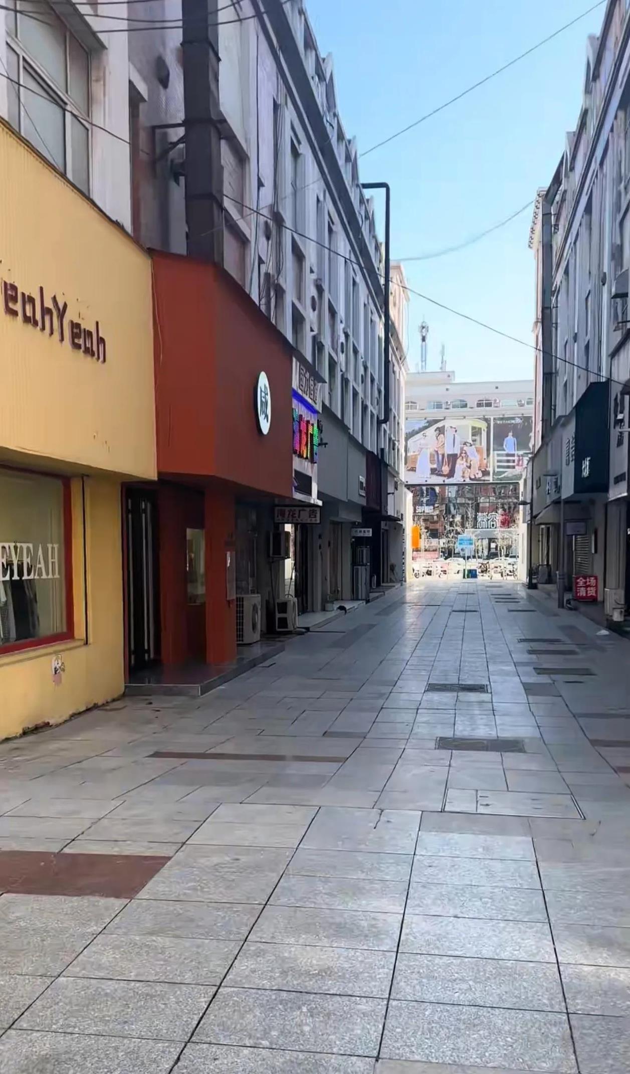 秦皇岛曾经当之无愧的市中心,也是唯一的步行商业街,如今大中午居然