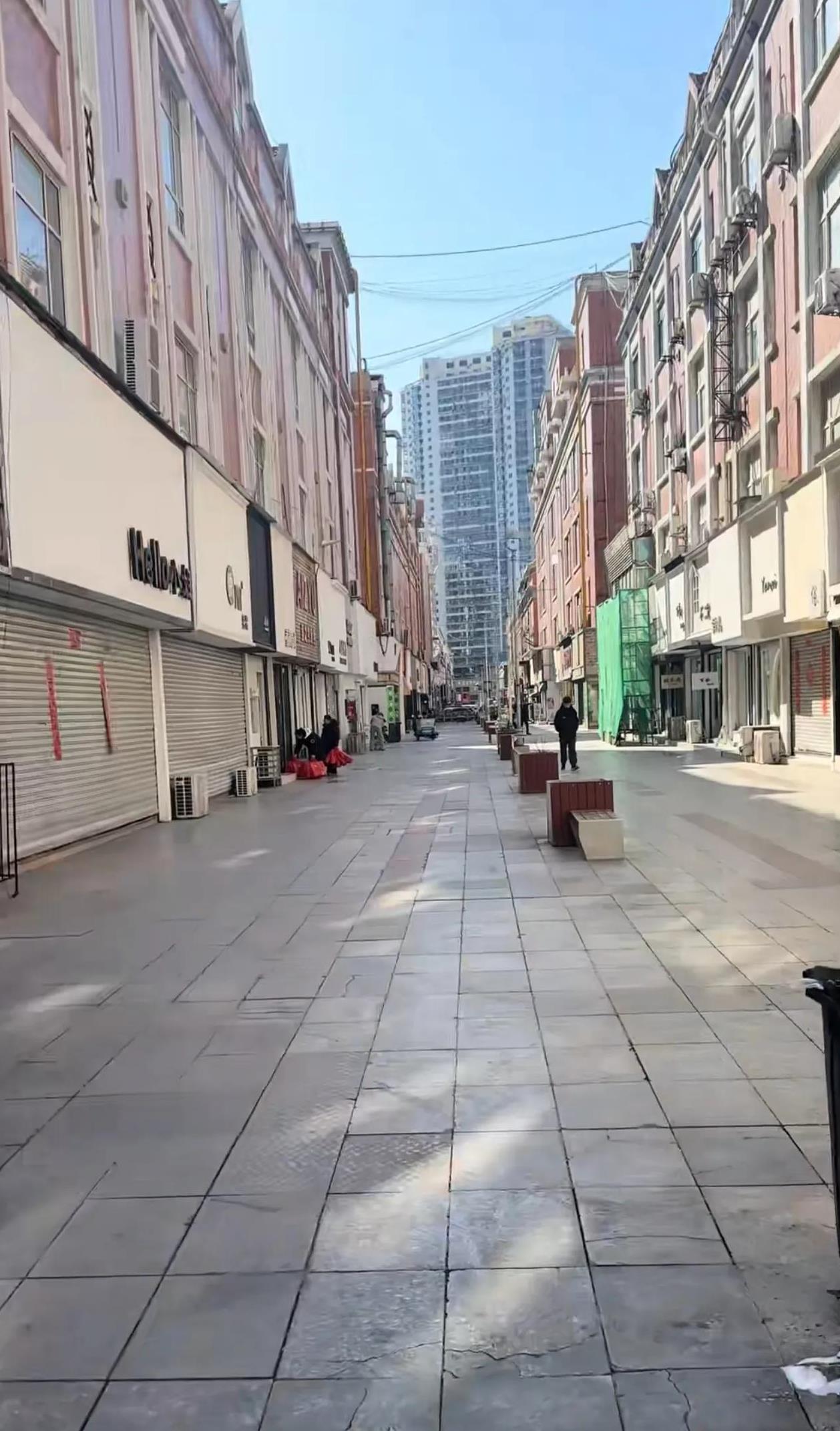 秦皇岛曾经当之无愧的市中心,也是唯一的步行商业街,如今大中午居然