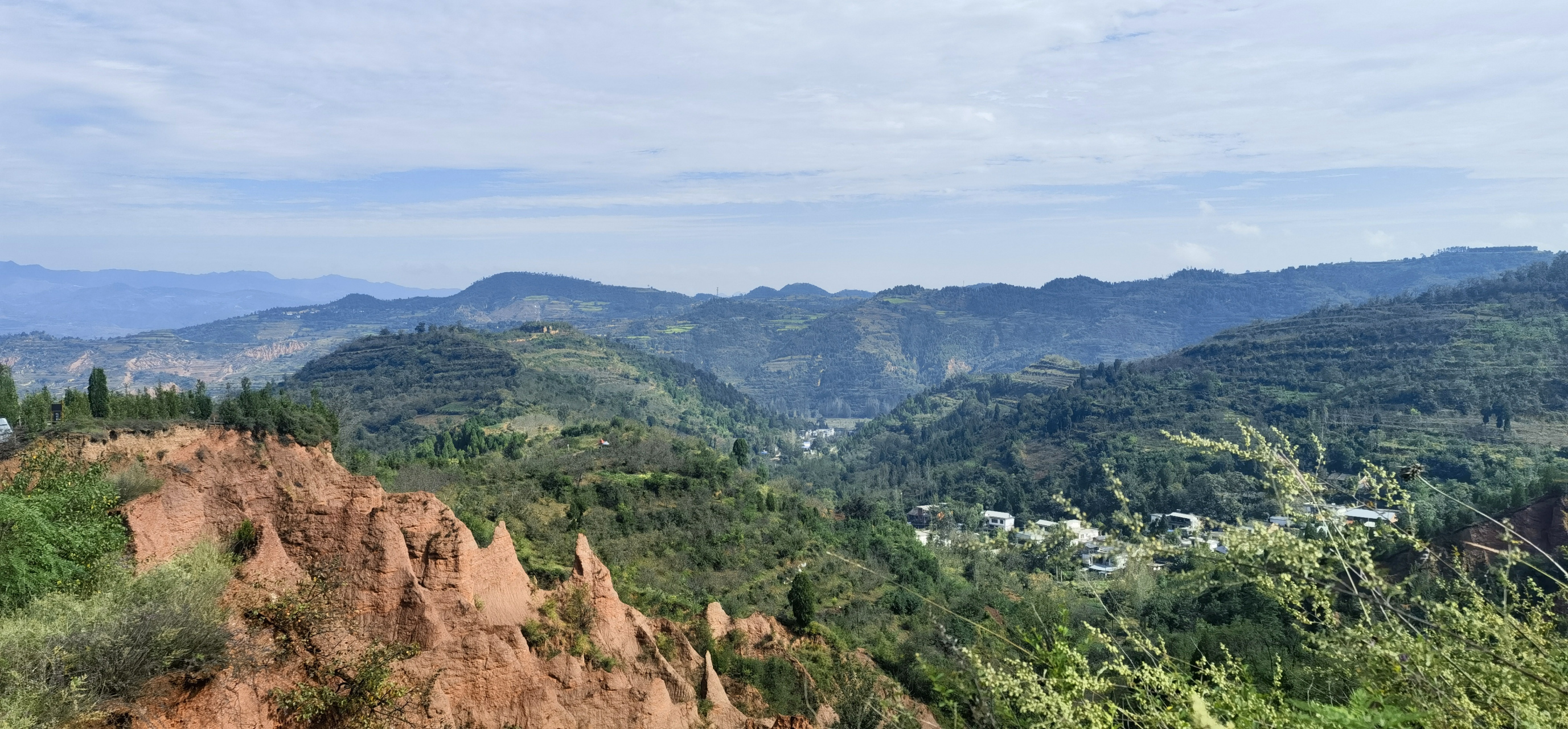 红石谷·樱桃沟:免费景区,有农家乐可就餐,位于豫西三门峡市卢氏县文