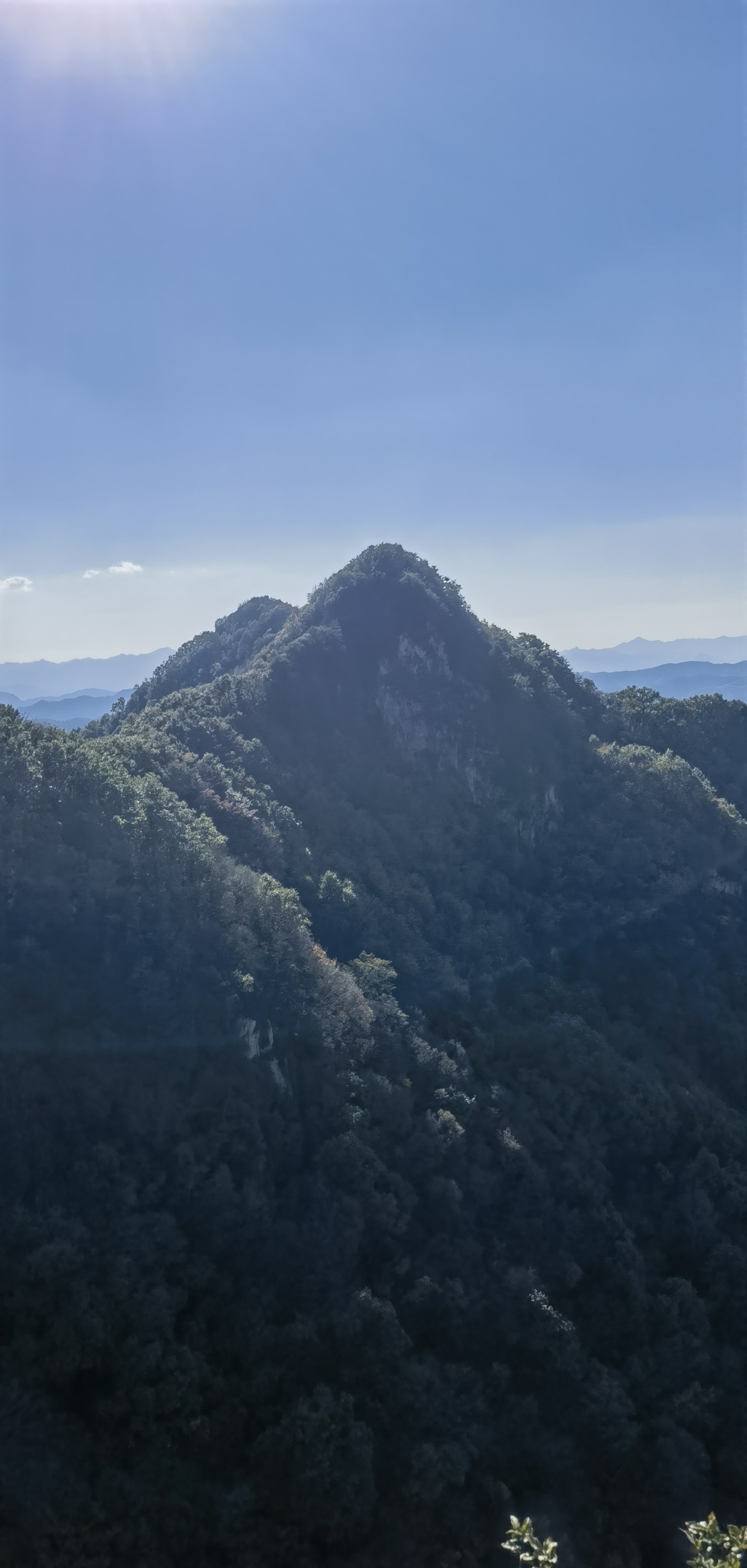 熊耳山:秦岭东段规模较大的山脉之一,位处长江流域和黄河流域的分界岭