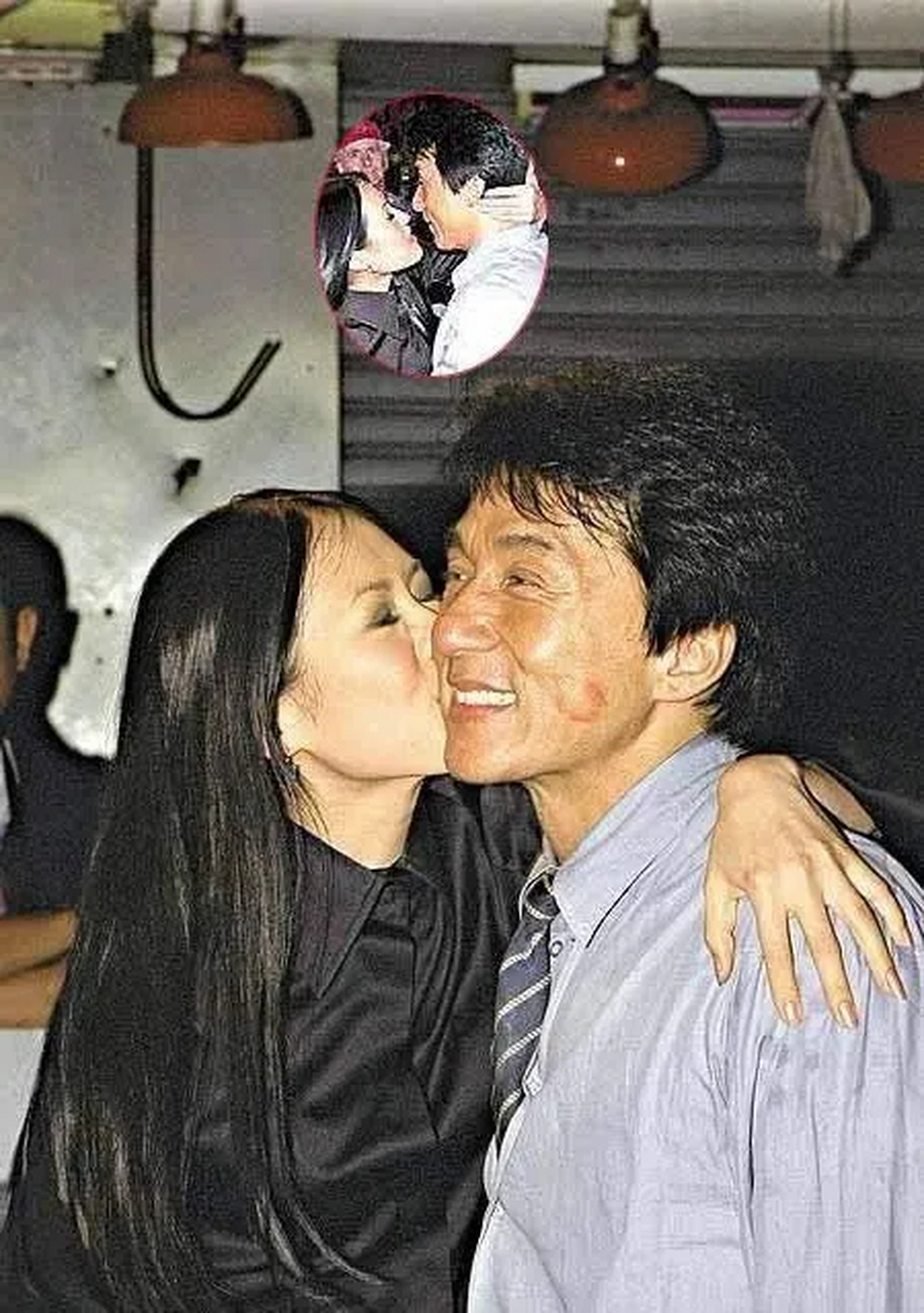 章子怡主动向成龙献了五次吻,又亲密的互喂水果,成龙很开心,直接把