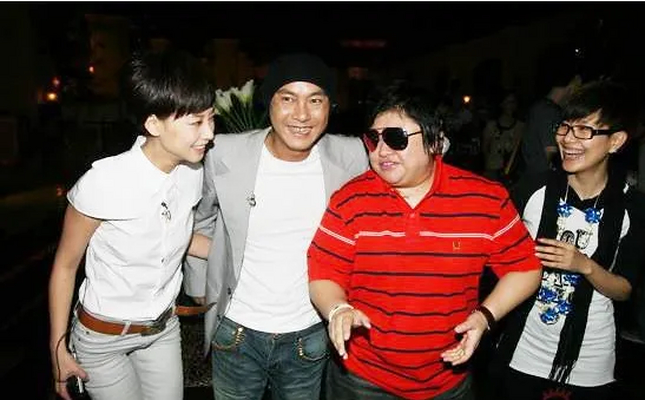 有一次,张卫健生日请吃饭,韩红也来了.