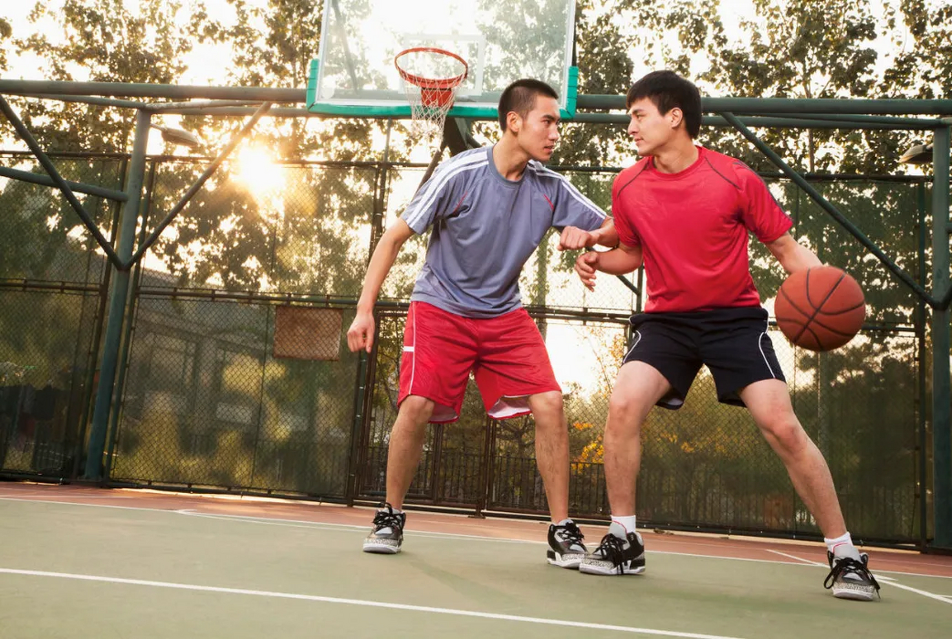 血染篮球场,两名高中生郝志鹏和吴天昊icon打球时无意间的肢体冲突