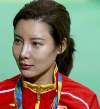 2008年,北京奥运会上,26岁的杜丽对22岁的师弟庞伟说:"你向我求婚吧?