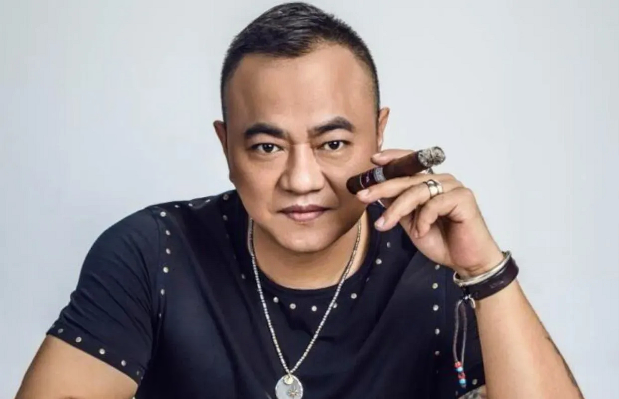 2004年,赵本山的保镖张家豪去酒吧消遣,无意刮蹭到一辆斯巴鲁,车主