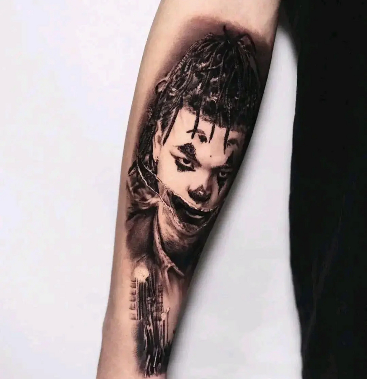 湖南益阳,16岁少年看别人纹身很炫酷,他也不想甘拜下风,于是就趁机纹