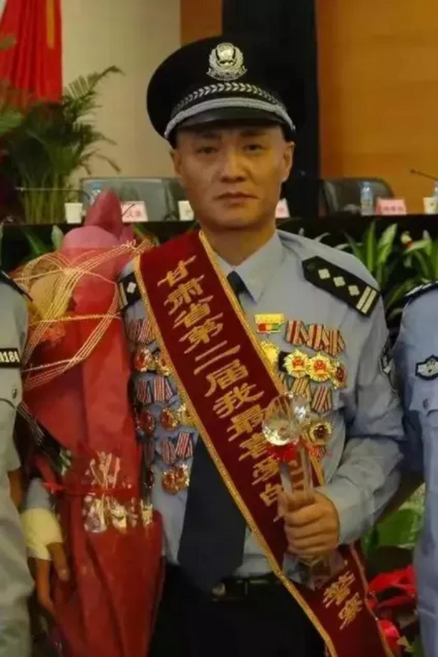 在兰州火车站内,程鹏拿着警官证的手突然顿在空中,他的额间传来一阵