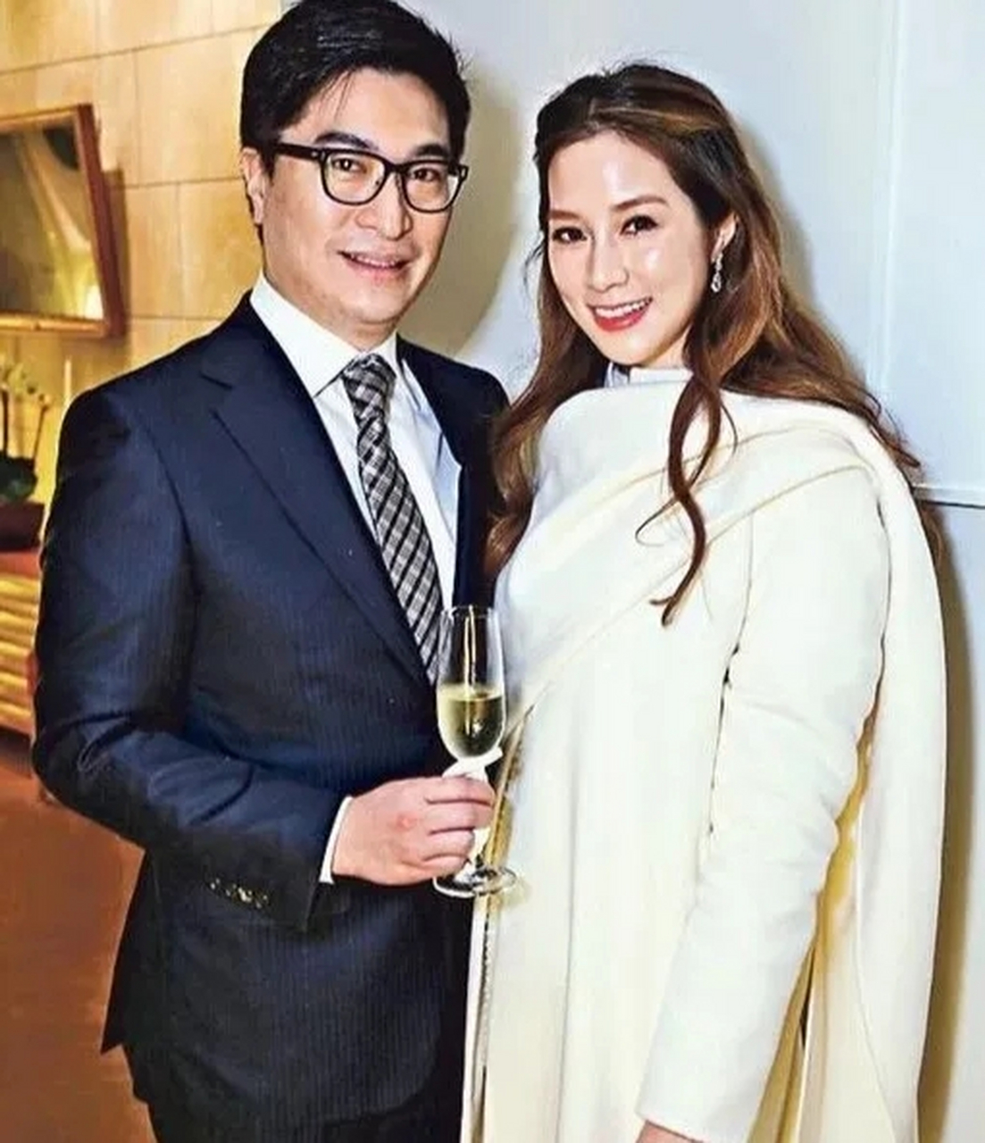 2000年,徐子淇和洪金宝的儿子洪天明相恋,想要嫁给他,但妈妈却说:"我