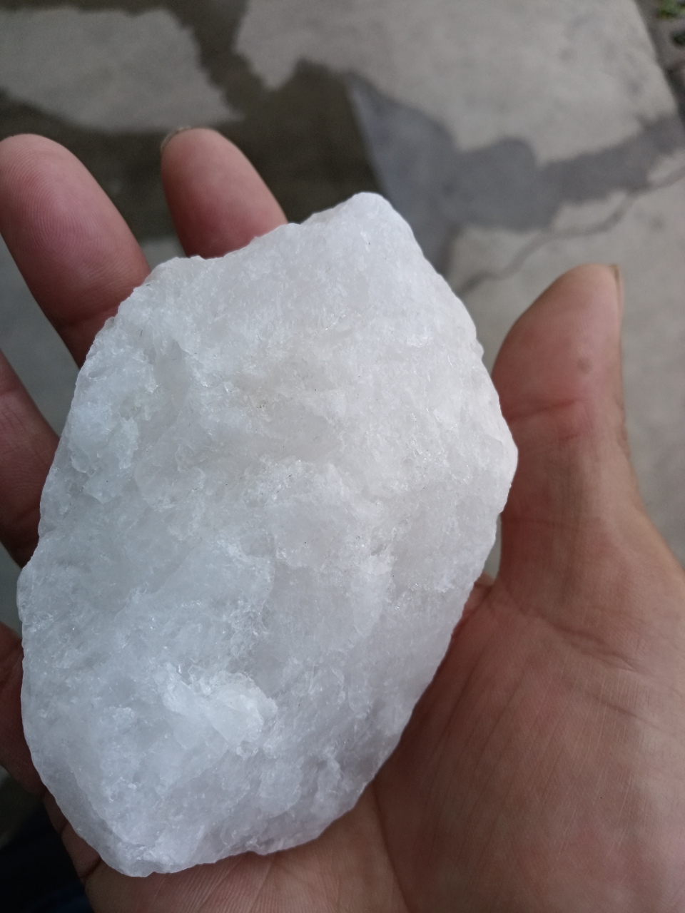谁知道这个路边捡到的是什么石头,半透明,很白