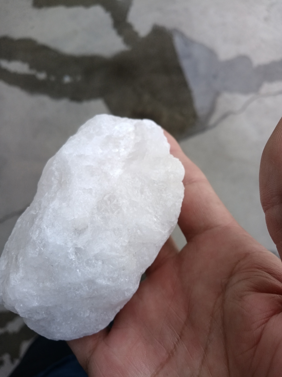 谁知道这个路边捡到的是什么石头,半透明,很白