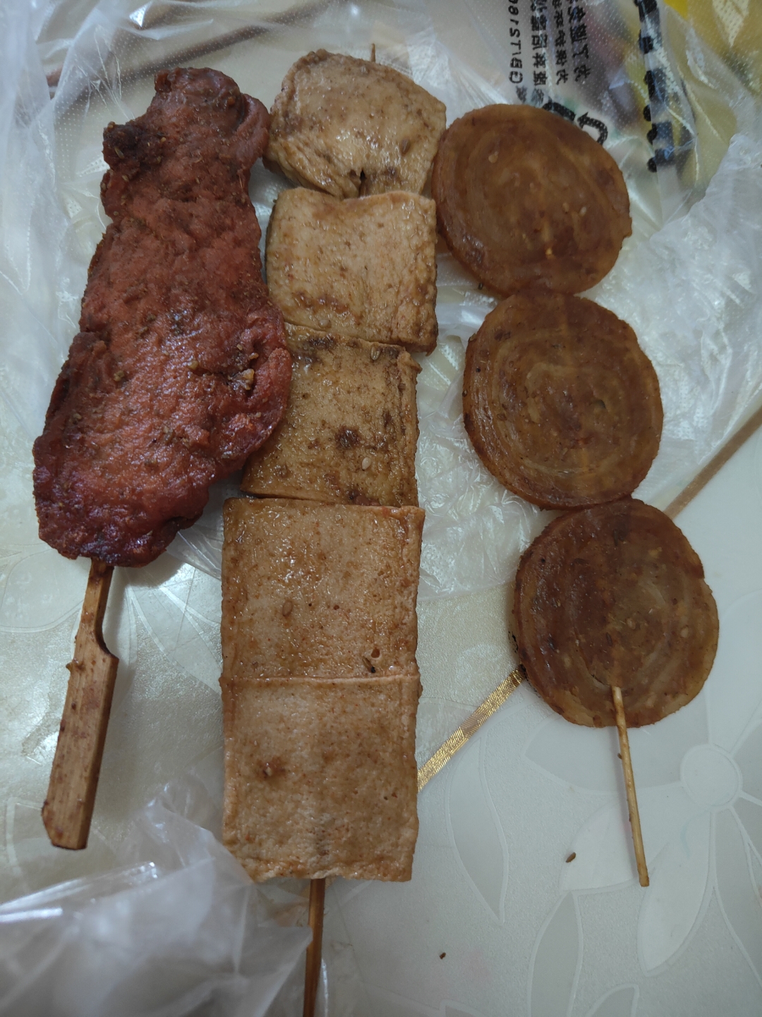 我们乳山这边有个特色小吃叫炸甩,跟大家吃的炸串差不多,只不过酱比较