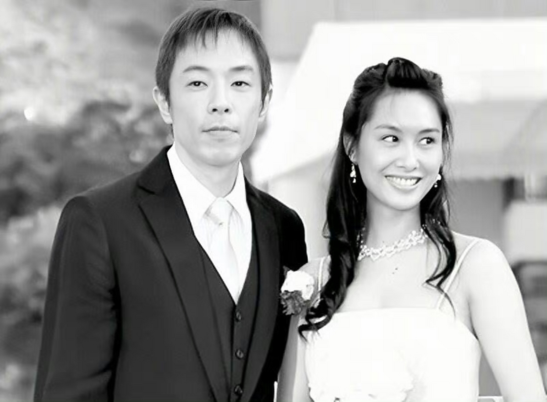 朱茵和老公黄贯中 ,年轻时候的黄贯中很帅气 ,有才华 ,挺般配的 ,幸福