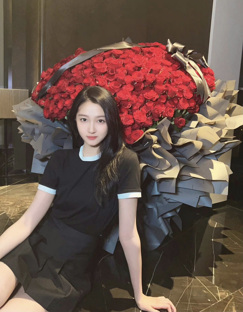 关晓彤和玫瑰花合影,随手一拍好美! 67