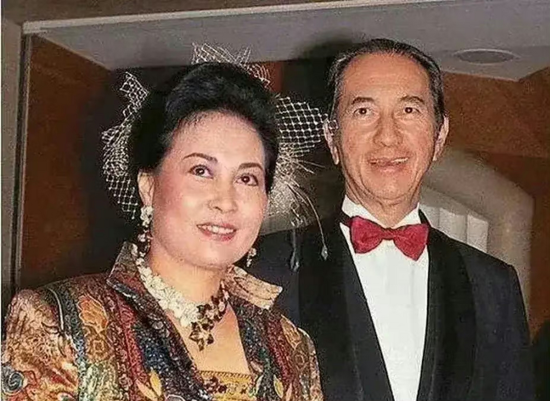 赌王的第二任太太蓝琼缨蓝小姐,长相第一眼或许没那么惊艳,但是五官