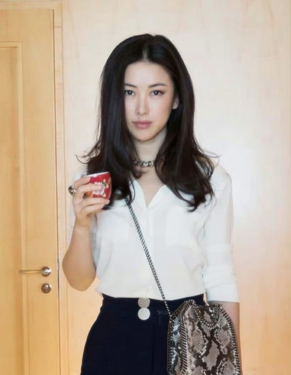 朱珠点掉嘴角痣更好看了,刘诗诗点掉眉间痣反而没有辨识度了