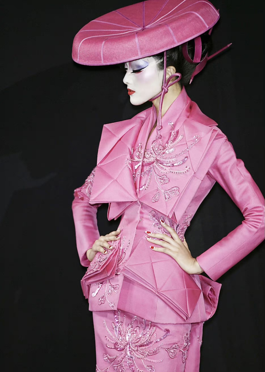 christian dior 2007春夏高定系列"蝴蝶夫人",开场模特为中国超模裴蓓