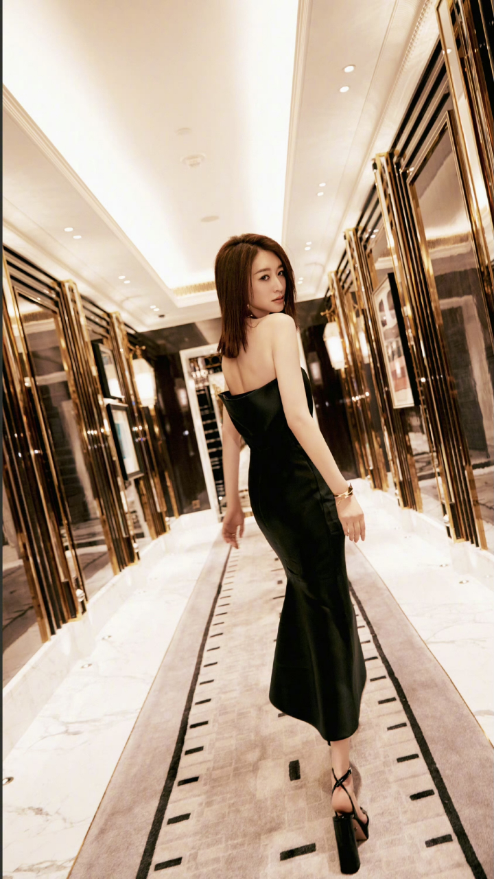 李小冉的高跟鞋真是又高而跟又大#动态创作月# #四月打卡挑战赛