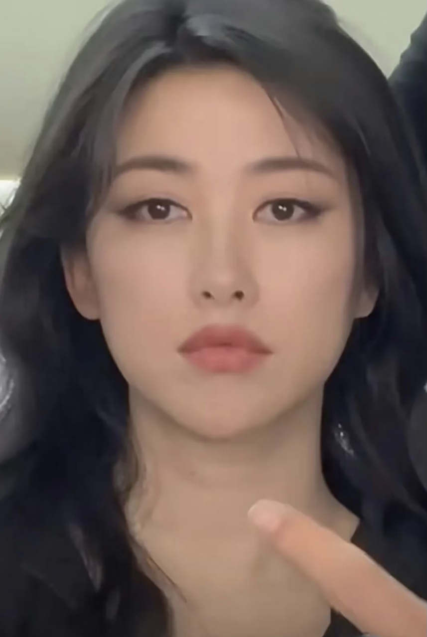 朱珠素颜的时候挺普通的吧?化好妆之后马上是大明星的感觉了