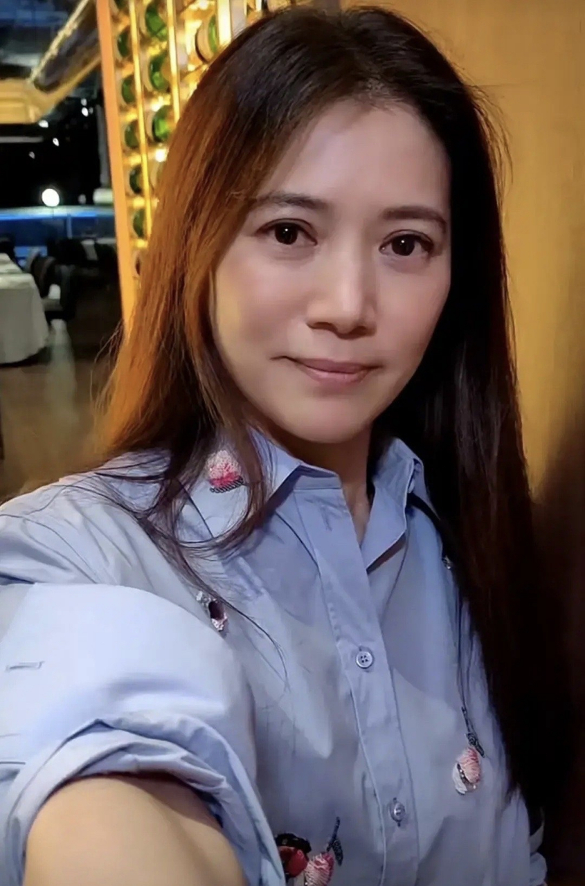 周润发68岁生日聚会,袁咏仪拿着相机直接推门进去,发哥看到靓靓过来