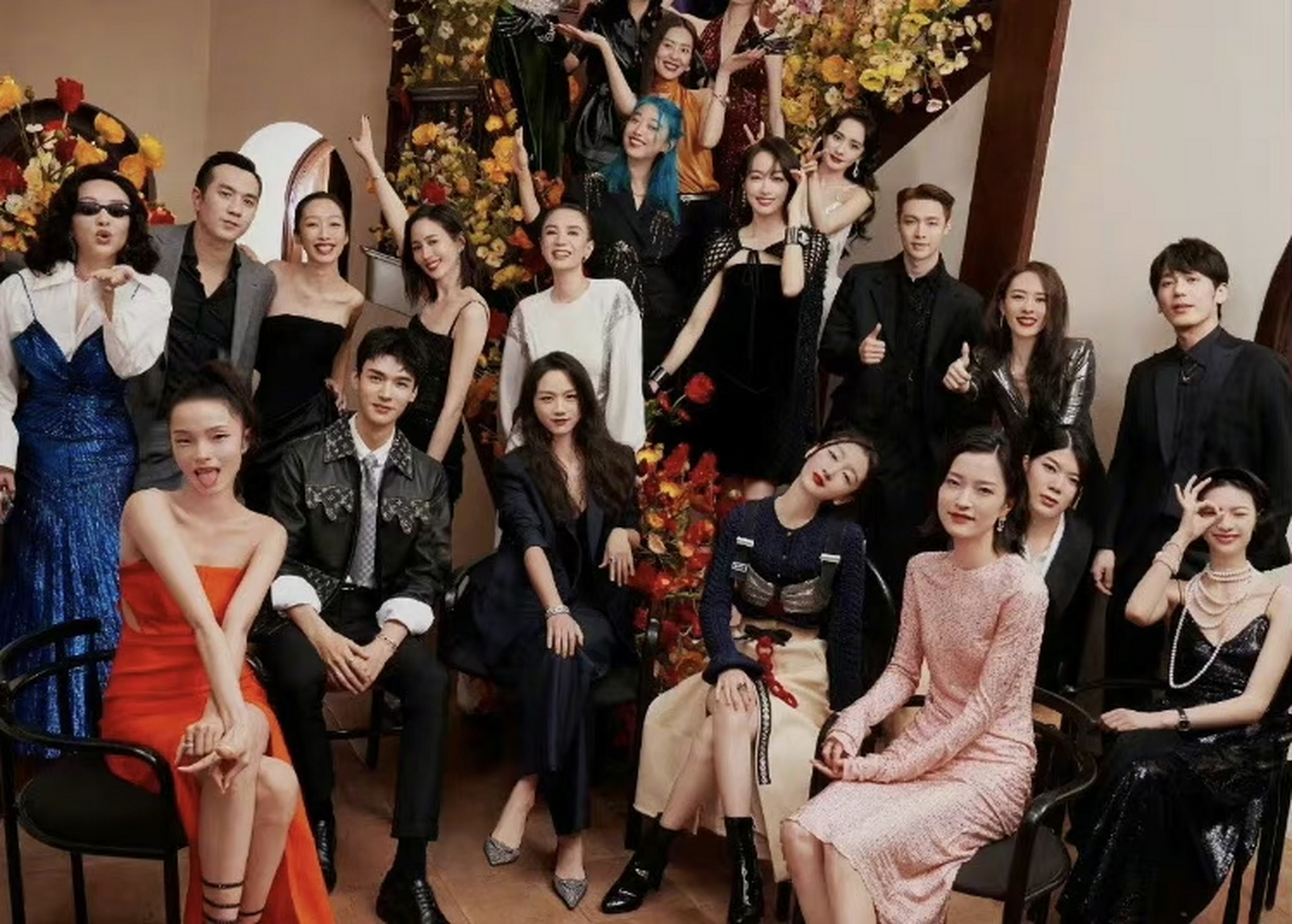 群星合照一张,你一眼看到的是谁?#动态创作月# #四月打卡挑战赛