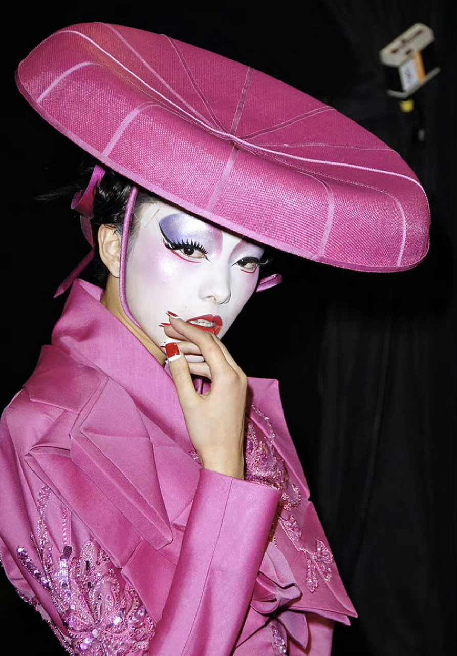 christian dior 2007春夏高定系列"蝴蝶夫人",开场模特为中国超模裴蓓