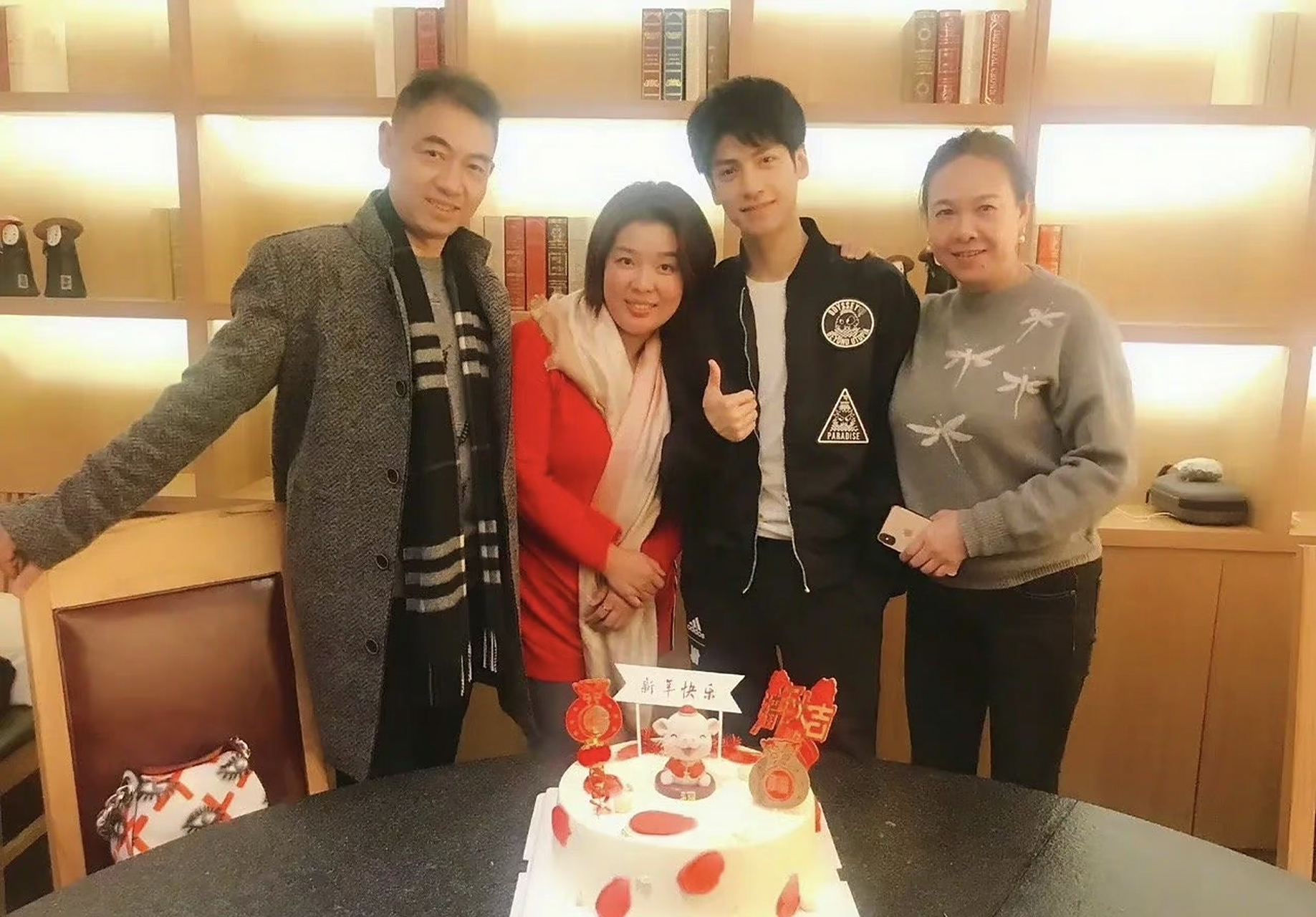 罗云熙小时候的照片爆出,从小就是帅哥,一家子的高颜值,妈妈漂亮爸爸