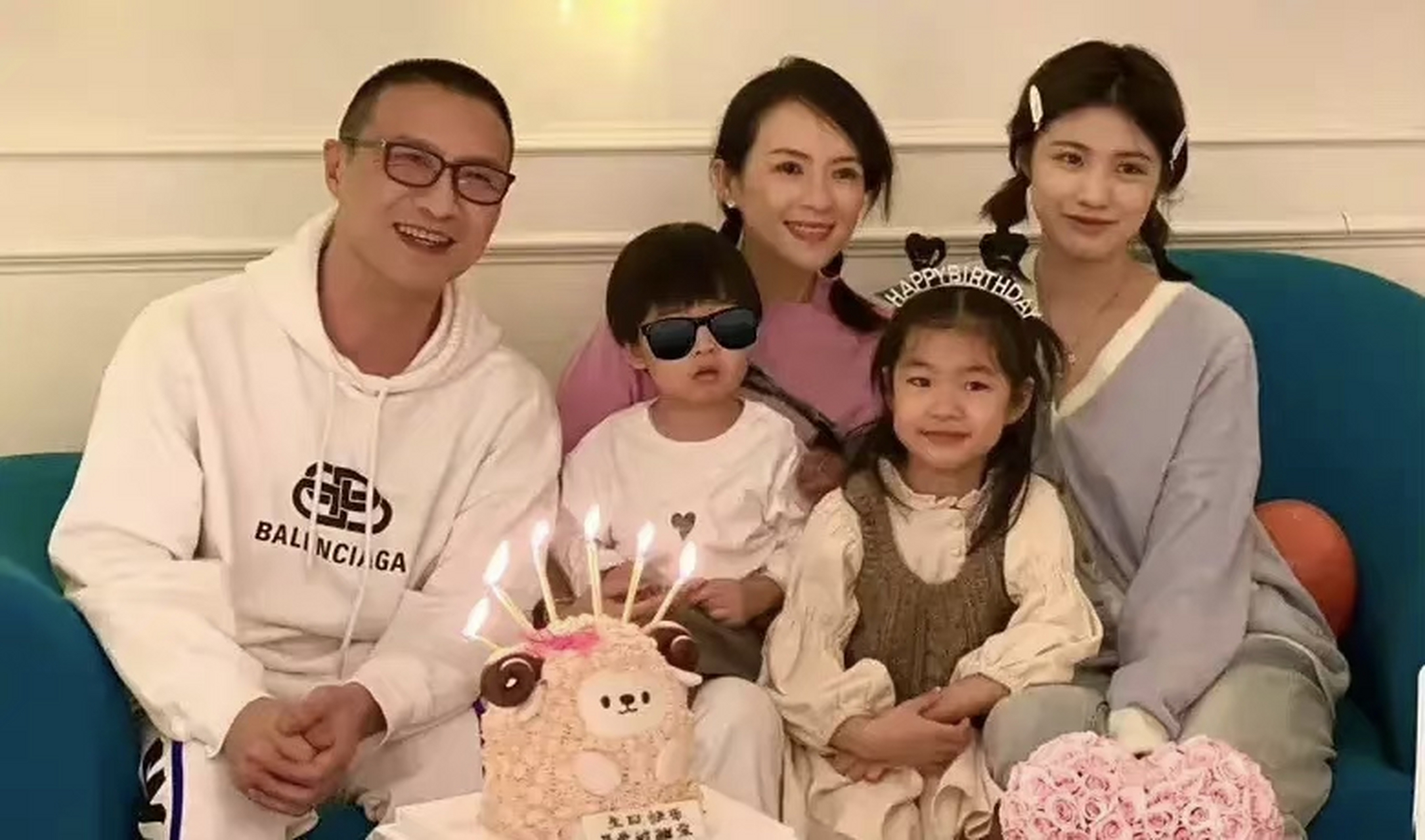 汪峰一家五口的全家福,大女儿小苹果的颜值好高,感觉醒醒长的像爸爸